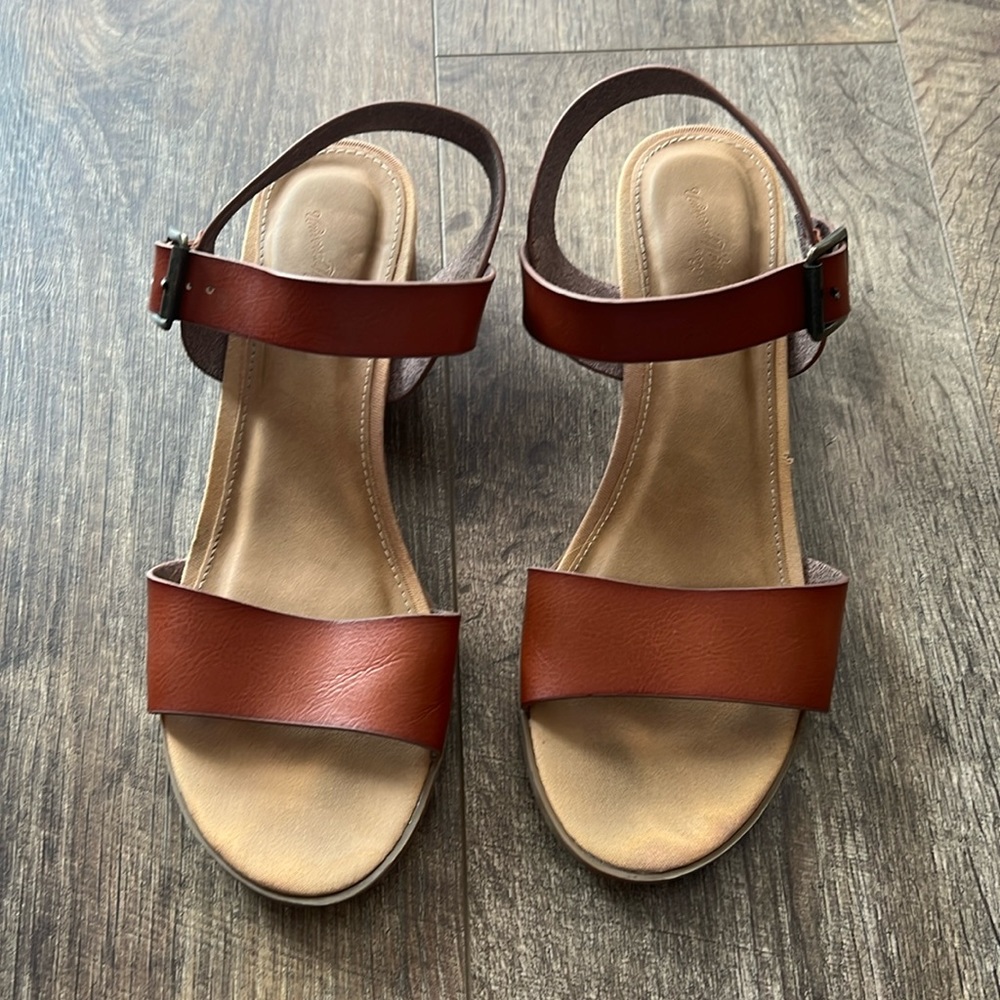 Women’s Universal Threads Brand Block Heels in Cognac, 1” heel, size 8